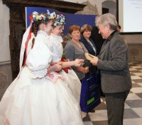 Pamětní medaili od RNDr. Marie Kružíkové převzaly dívky vedoucí skupinu královniček. Foto: Jiří Prodělal