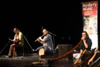  Ondřej Benki Benkovič – kytara, Jak Kramář – flétna a Dalibor Neuwirt – didgeridoo