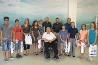 Zleva: starší žáci; Zdeněk Řezníček, Vojtěch Stránský, Denisa Holemá, Andrea Musilová, paní Anna Klimentová, Mgr. Milan Malý, ředitel ZŠ Osová Bítýška, Josef Mach, starosta obce Osová Bítýška, Mgr. Jiří Ceral, učitel ZŠ, Ing. Miloslav Kliment, ředitel BDS, mladší žáci; Matěj Řezníček, Libor Batelka, Lucie Šimková, Alžběta Stránská