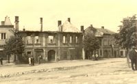 Květen 1945_jižní_strana_náměstí_pohled_směrem_k_ul._Lánice-_celé_foto