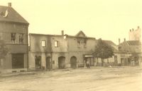 Květen 1945_náměstí_pohled_na_jižní_stravu_dnes_samoobsluha-celé_foto