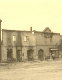 Květen 1945_náměstí_pohled_na_jižní_stravu_dnes_samoobsluha