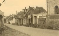 Květen 1945_ul._Lánice_pohled_od_náměstí-celé_foto