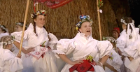 Festival Strážnice - dívky královničky z Velkobítešska při zpěvu