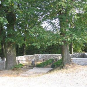 Nejmenší hřbitov v ČR - Hluboké - 10 km