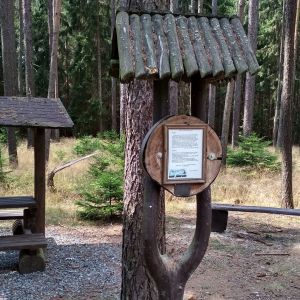 Památník posledního vlka u Jinošova – 6 km
